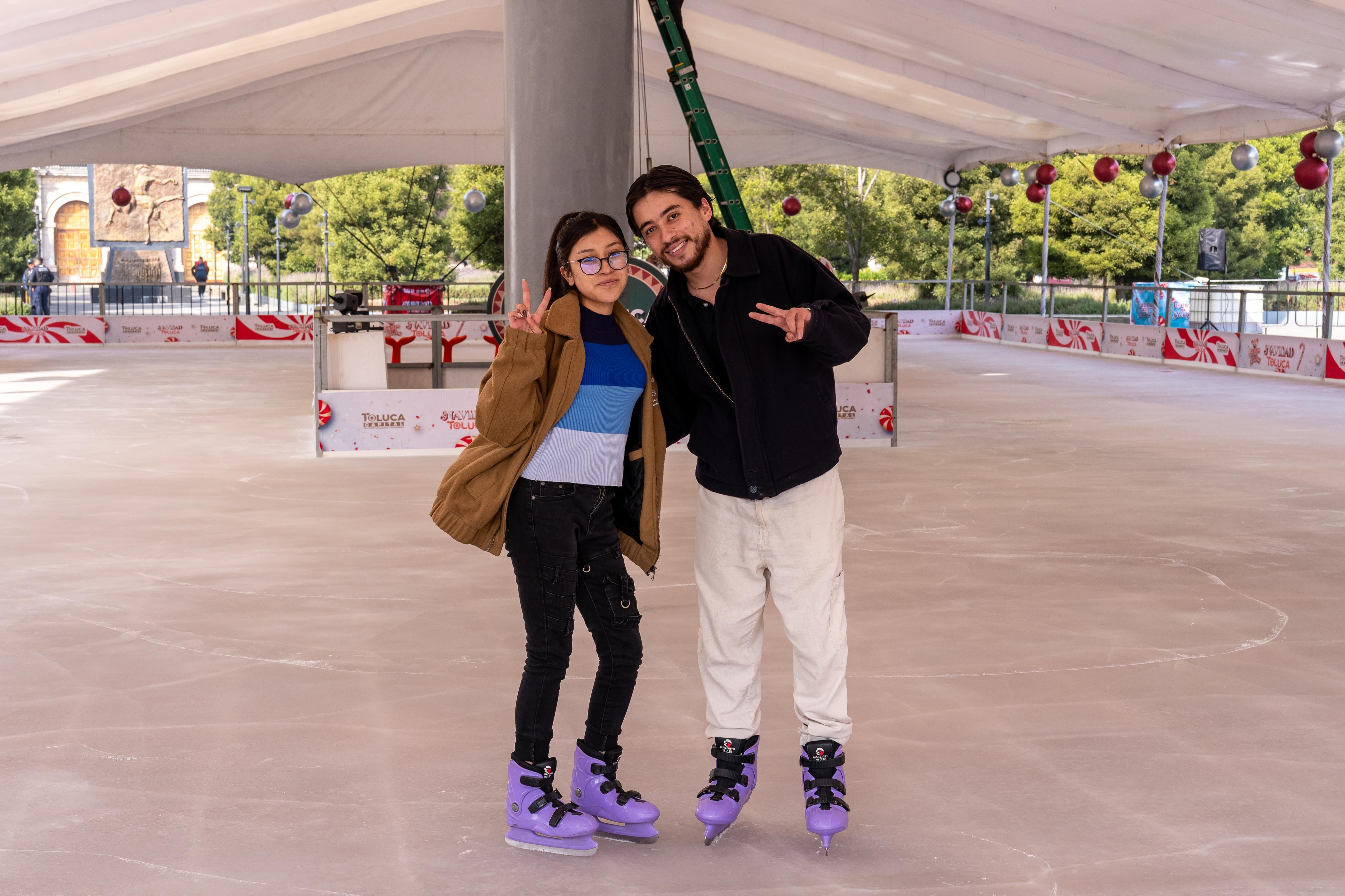 Toluca inaugura pista de hielo gratuita en plaza de los Mártires.
