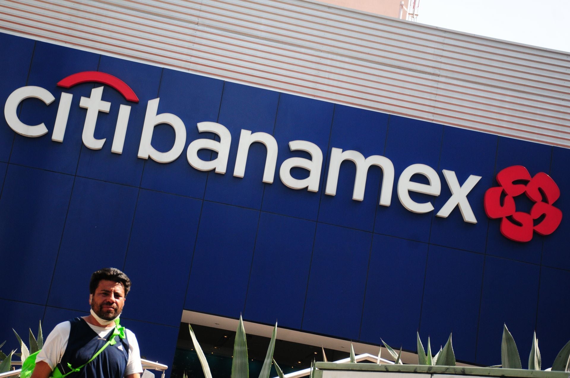 Fachada de una sucursal de Citibanamex ubicada en paseo de la Reforma.