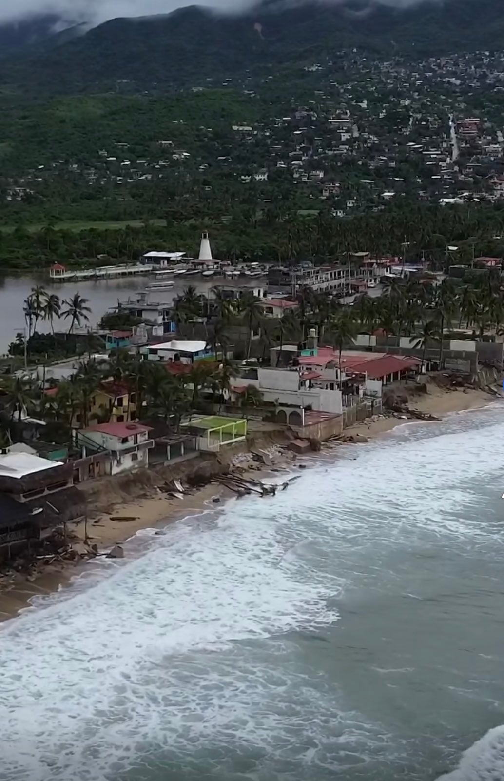 Playa Pie de la Cuesta desaparece y sube la marea en Acapulco