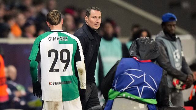 Feyenoord corre a su DT Brian Priske