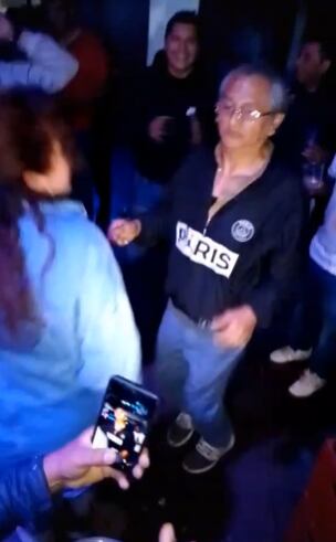 Abuelito bailando y sacando los "pasos prohibidos" en una discoteca