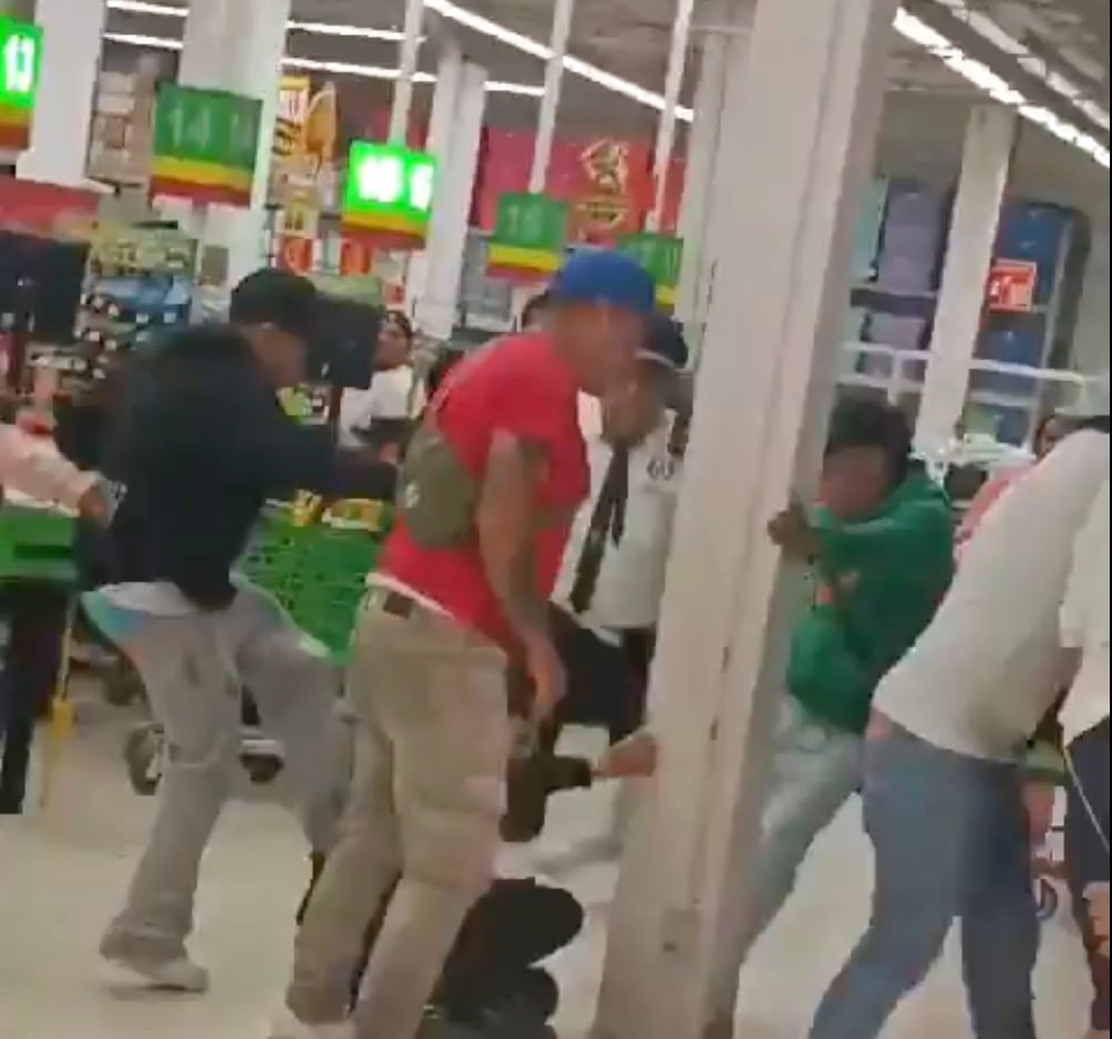 Ladrones golpean a policías en Bodega Aurrerá de CDMX