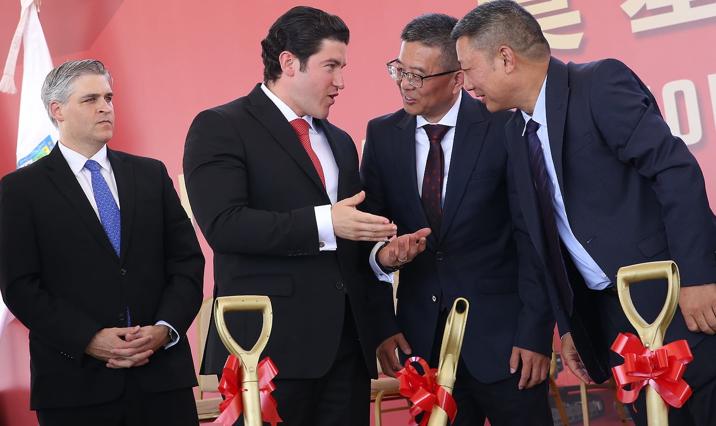 Samuel García con representantes de la empresa LGMG