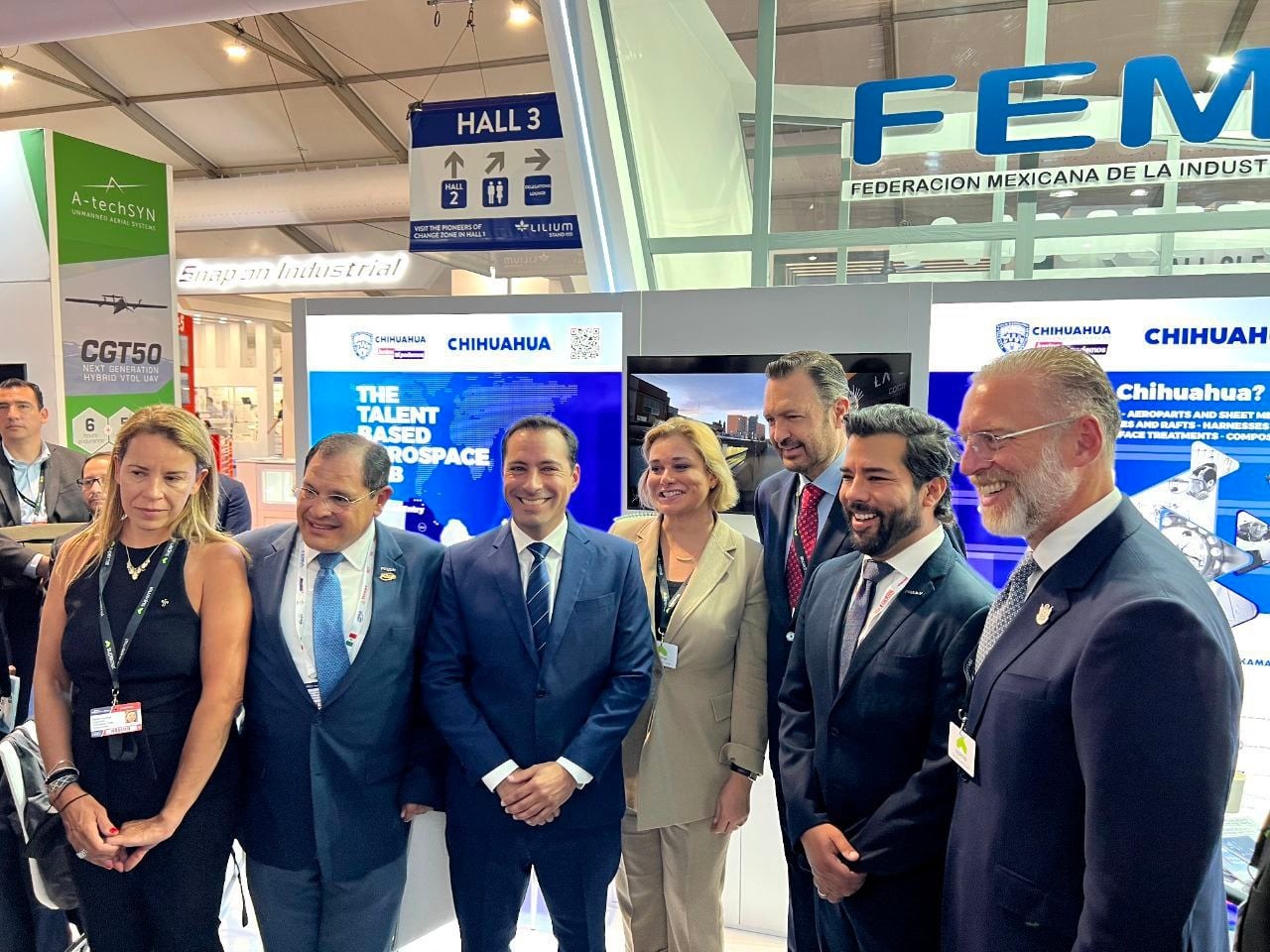 Mauricio Vila Dosal, Maru Capos y Mauricio Kuri en  Feria Aeronáutica Internacional de Farnborough