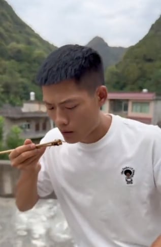 Influencer que comió una avispa viva