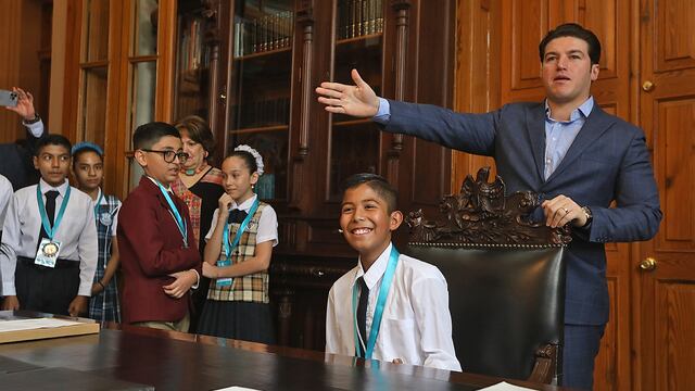 Samuel García con estudiantes de Nuevo León