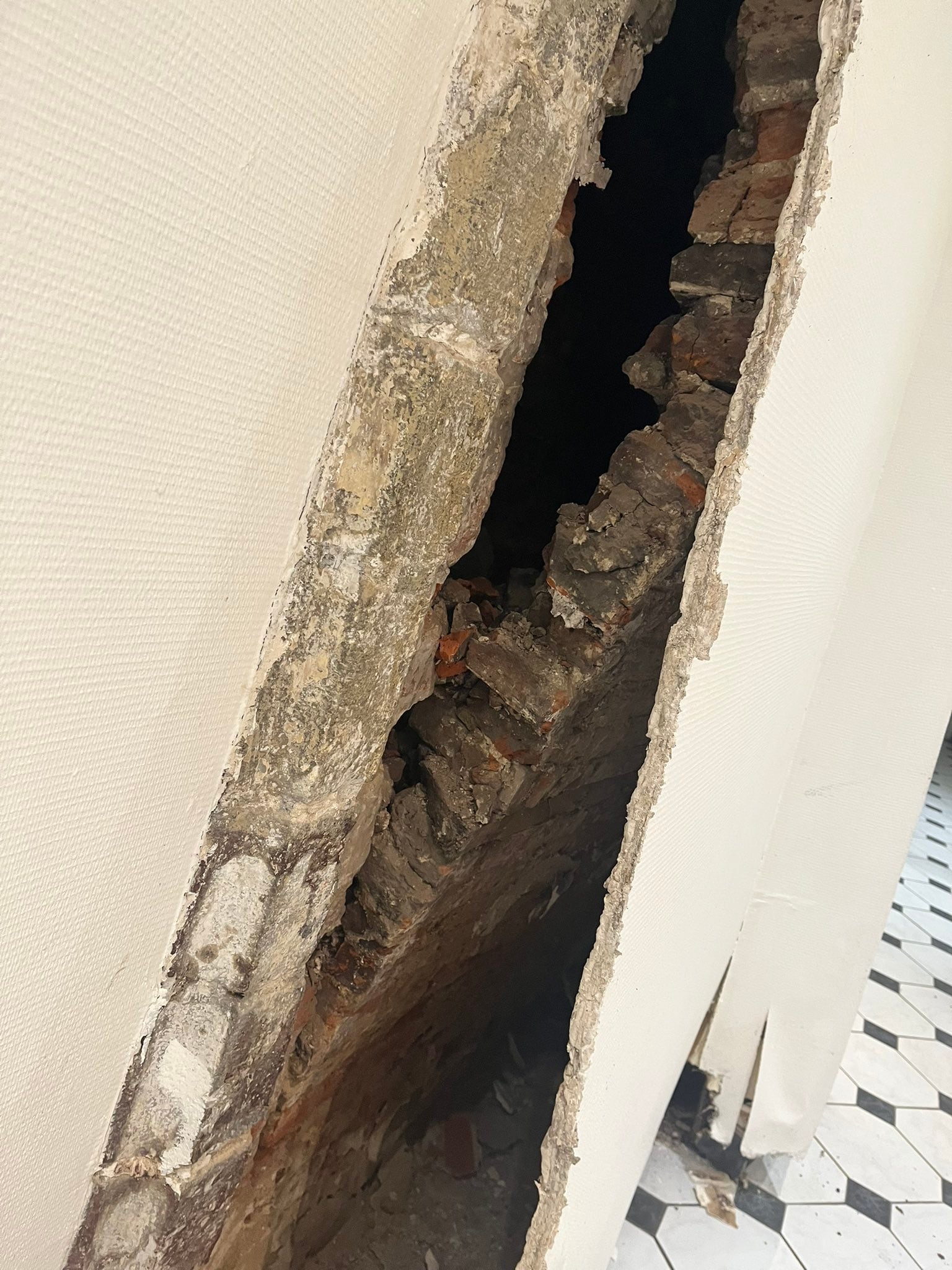 Borracho salva a vecinos de morir aplastados por edificio