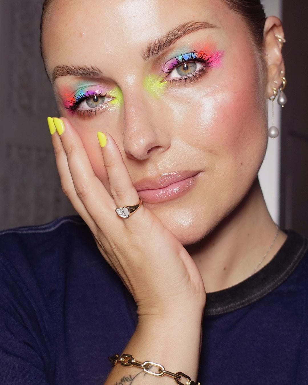 Tendencia de maquillaje Neon Splatter