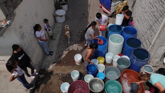 Vecinos de la colonia Degollado, en la alcaldía Iztapalapa, llenan botes y tambos que son suministrados por pipas de agua