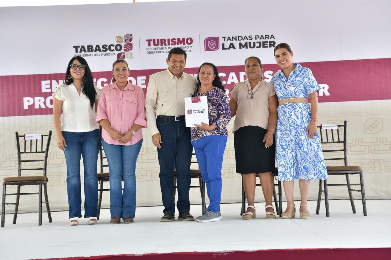 Javier May entrega 1,200 Tandas para la Mujer en Cunduacán.