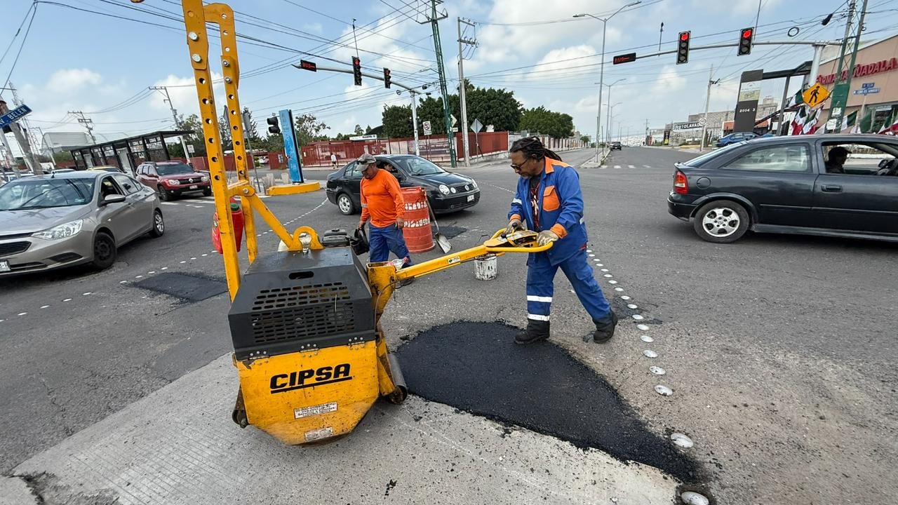 Felifer Macías supervisa los avances en la rehabilitación de vialidades en Querétaro.