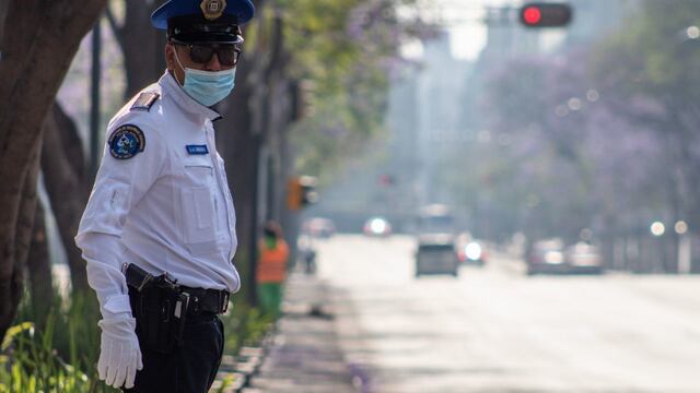 Policía con cubrebocas.
