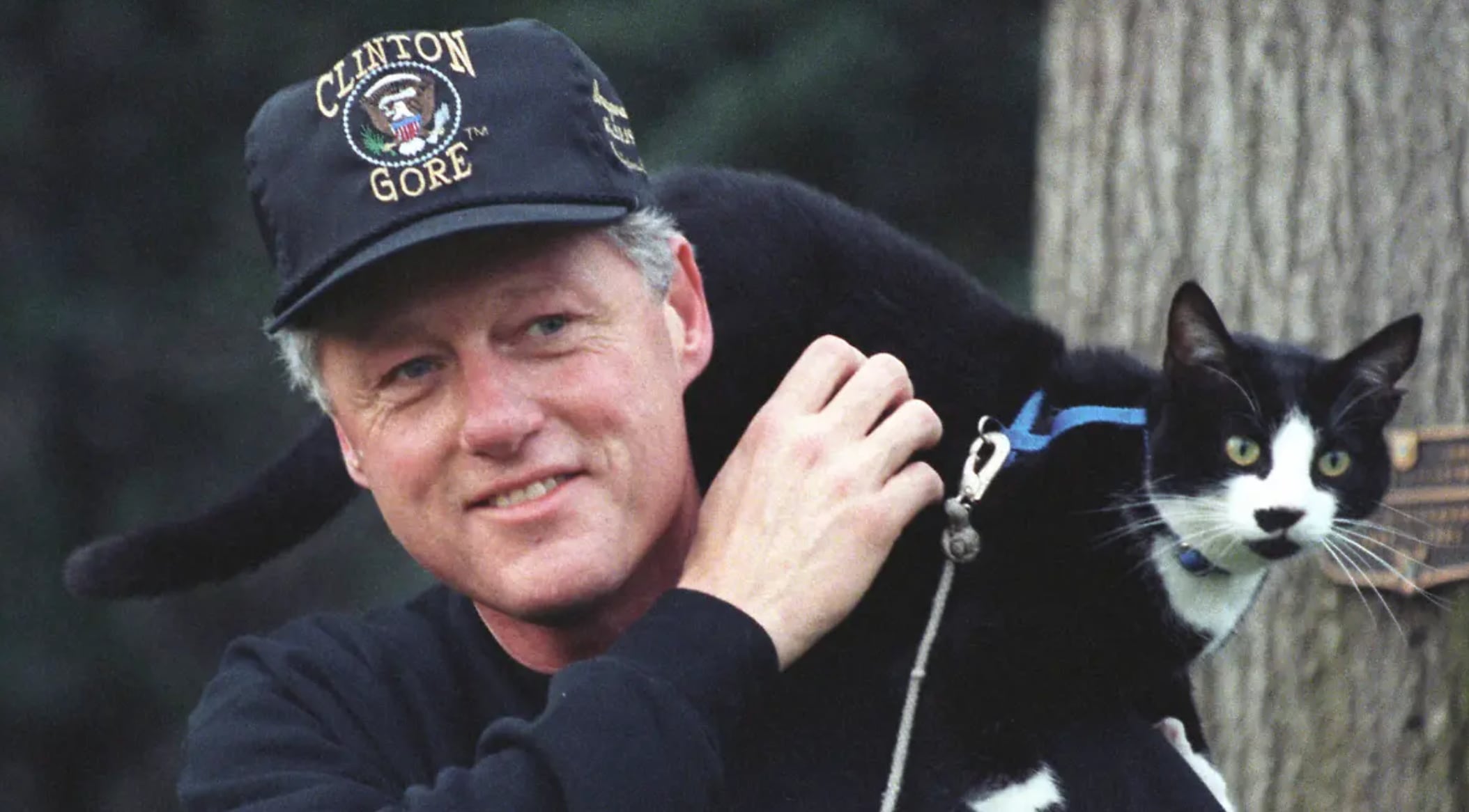 Bill Clinton posa con su gato Socks