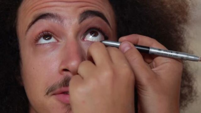 Checa las reacciones de estos hombres al maquillarse por primera vez.