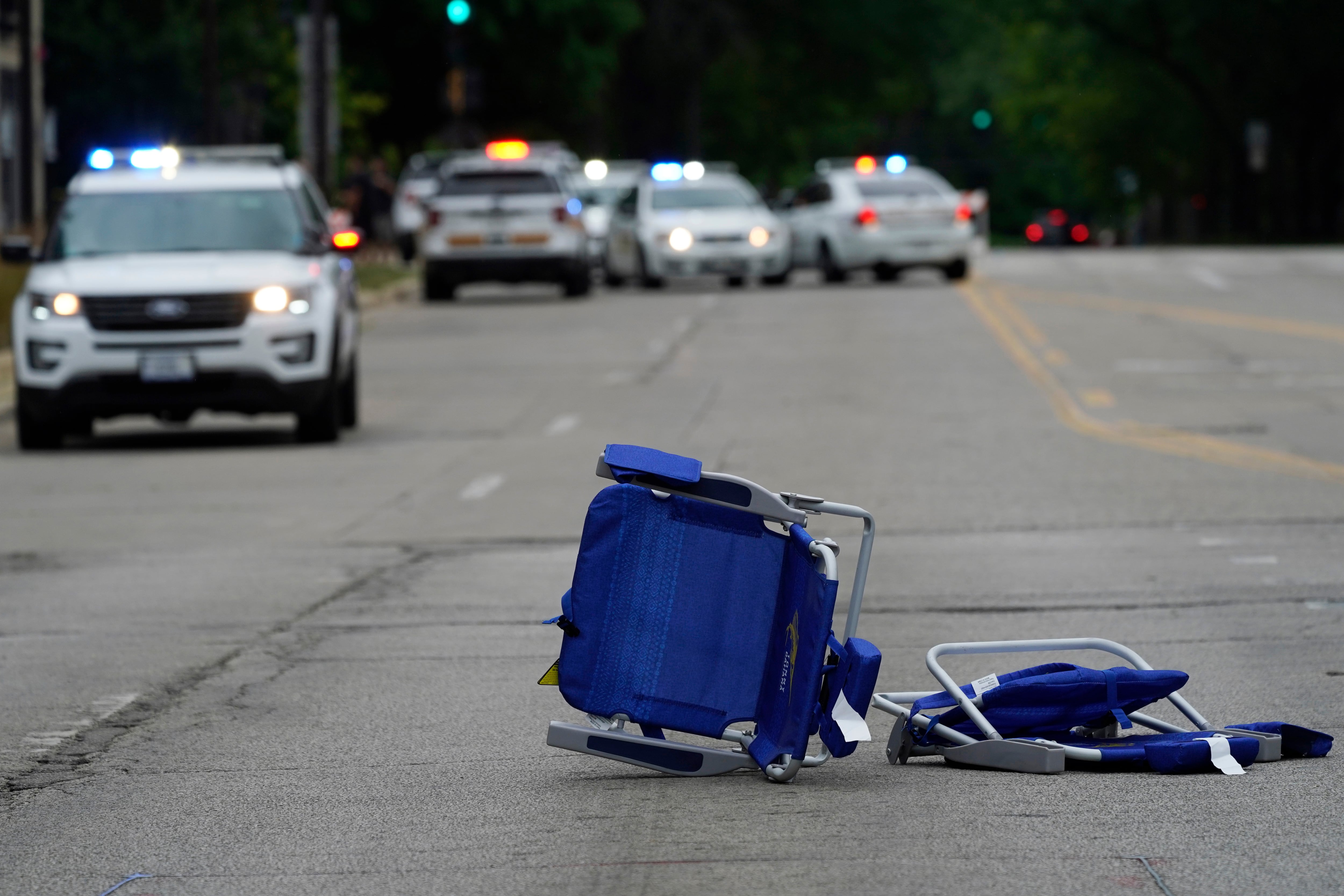 Sillas vacías luego del tiroteo en Highland Park, Illinois