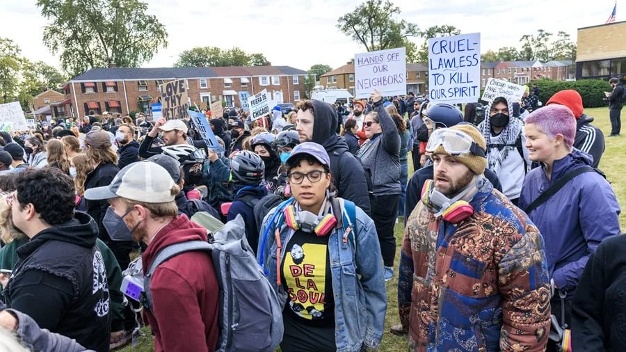 Protestas y caos en Chicago por despliegue militar frente a oficina del ICE