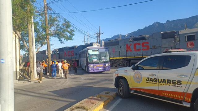 Tren impacta camión de pasajeros