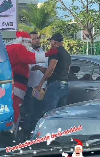 Santa Claus deteniendo pelea en el tráfico