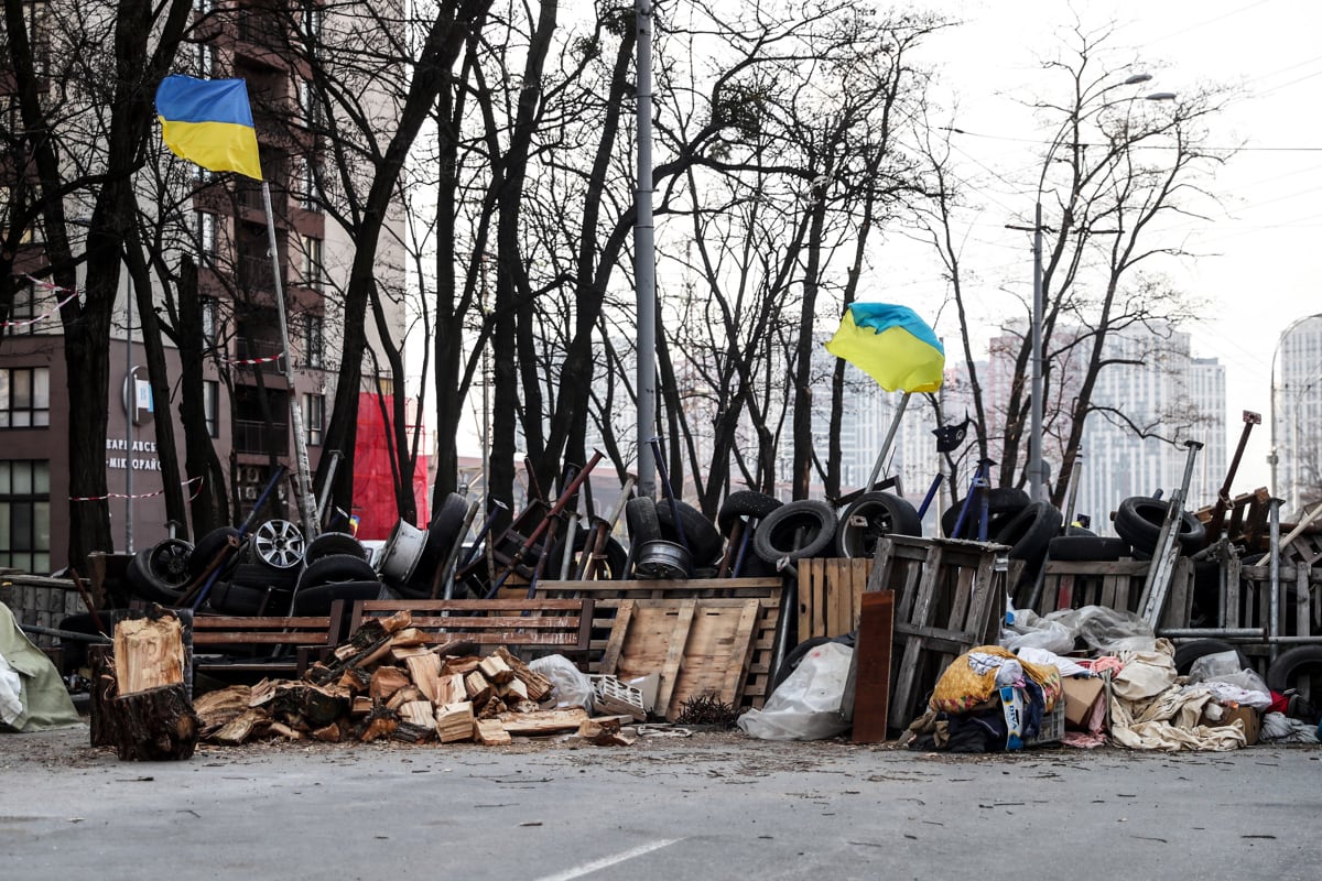 Barricada hecha con diferentes materiales en Ucrania.