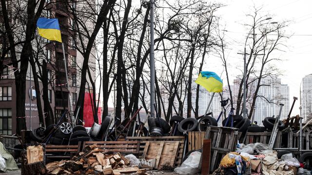 Barricada hecha con diferentes materiales en Ucrania.