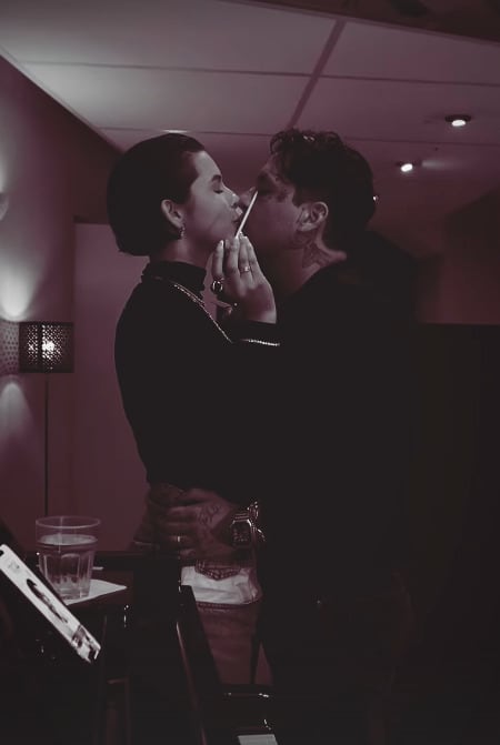 Christian Nodal y Ángela Aguilar se besan