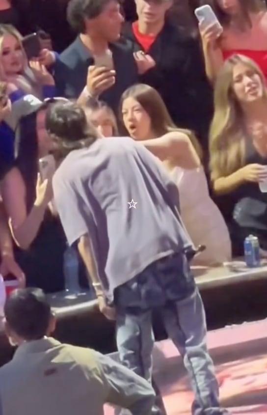 Fan se encela del beso de Natanael Cano y lo cachetea.