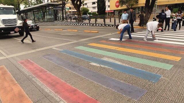 Organización 'pro-vida' borra cruce peatonal del Orgullo LGBTI en Puebla