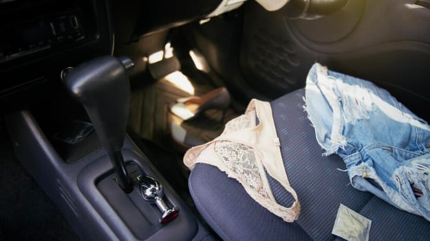 Video teniendo sexo para OnlyFans en un auto andando termina mal; la pareja murió en un choque