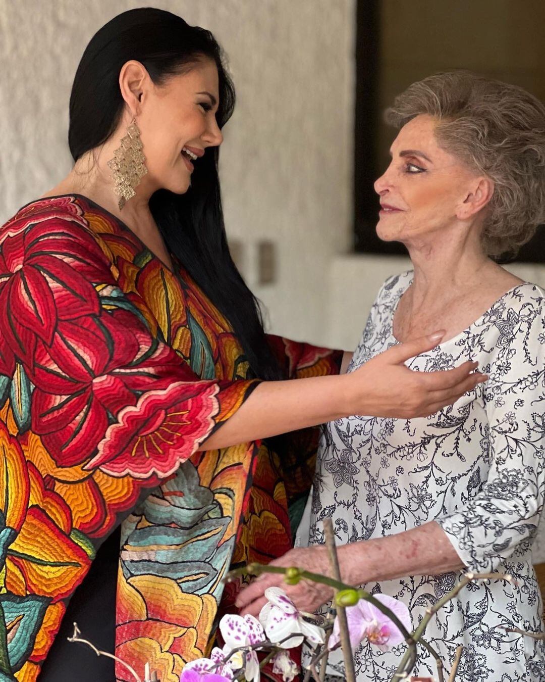 Doña Cuquita y Alejandra Ávalos.