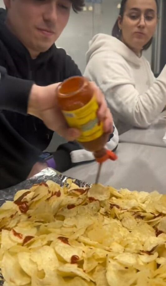 joven invita papas con valentina a sus amigos del extranjero