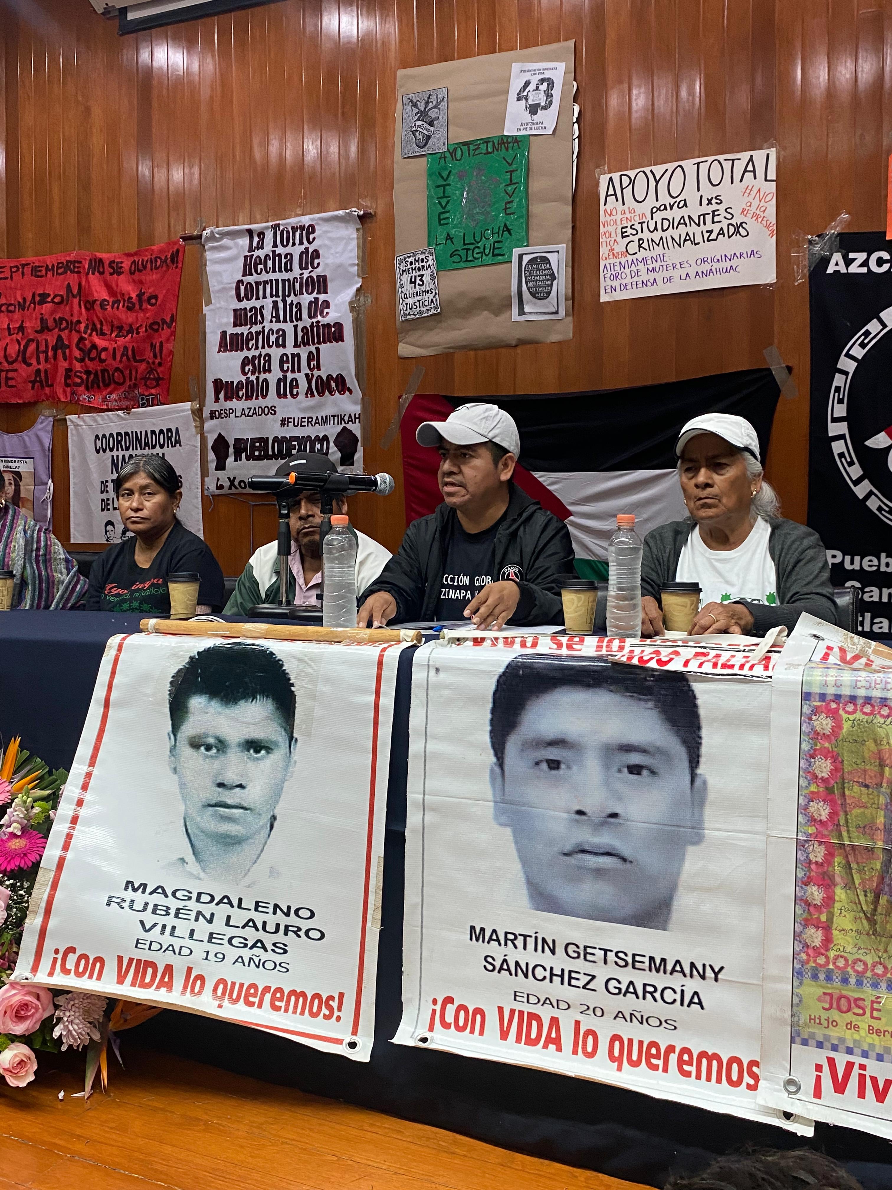 Padres de normalistas de Ayotzinapa dan mensaje desde la Facultad de Filosofía y Letras de la UNAM