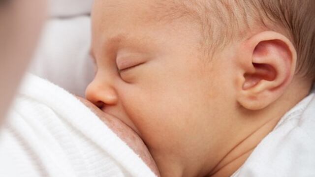 Mujer amamantando a bebé