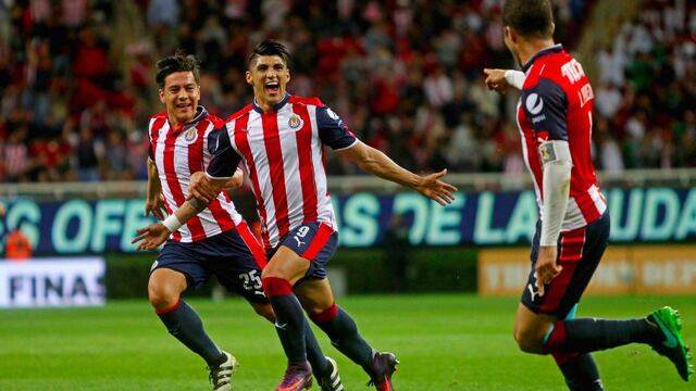 Equipo de Chivas sin el logo de Bimbo.