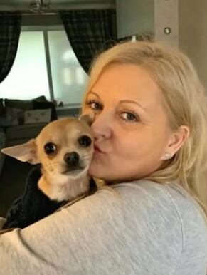 Amanda Gommo, su perrita le hizo popó en la cara