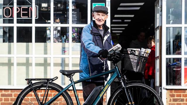 Regalan bicicleta eléctrica a repartidor