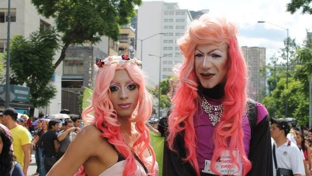 Tígrida Revuelta (derecha) en la Marcha del Orgullo Gay de la Ciudad de México