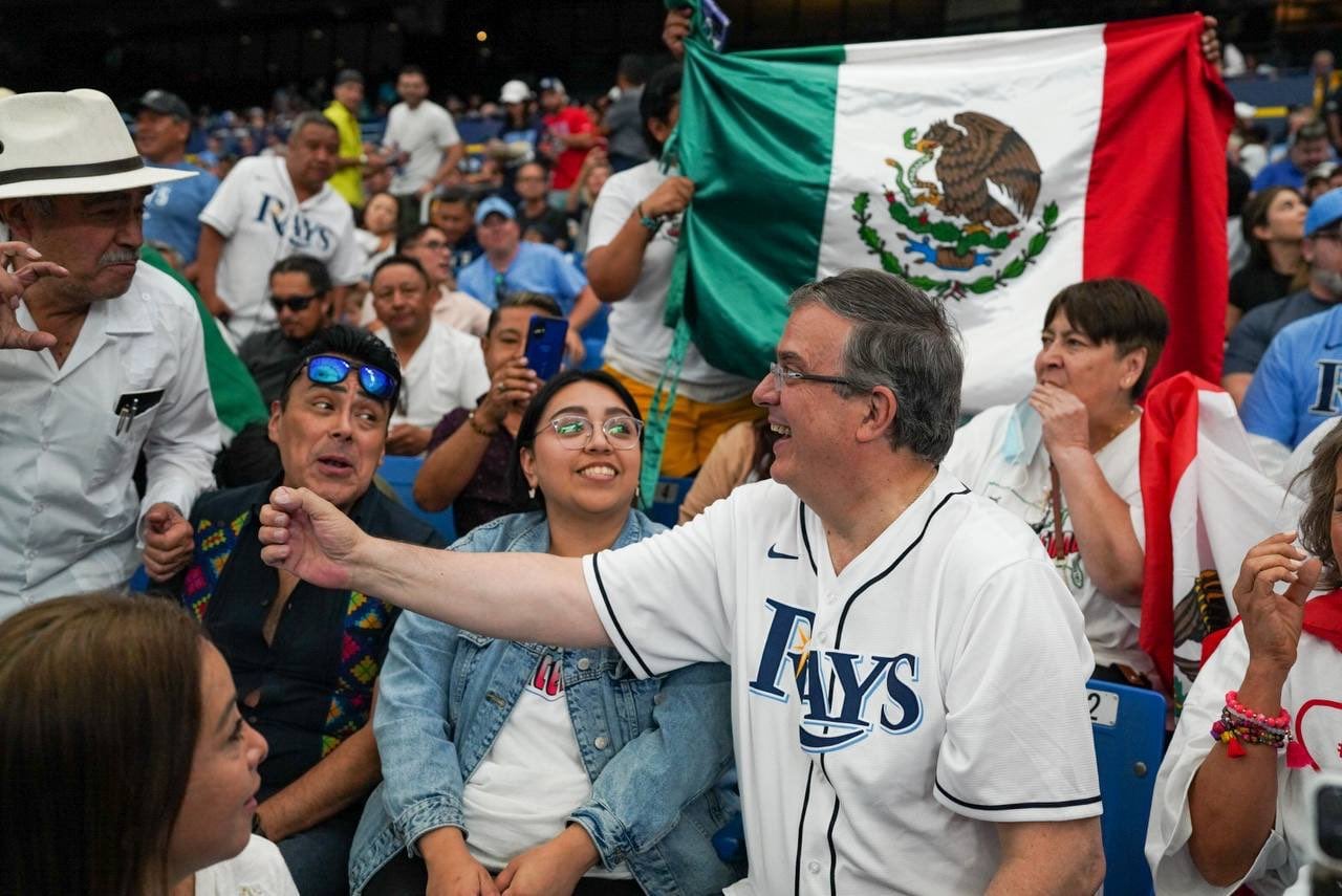 MARCELO EBRARD LANZÓ PRIMERA BOLA EN PARTIDO DE TAMPA BAY