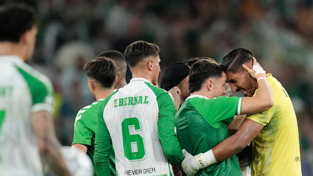 Fidalgo se impone a Santiago Giménez: Real Betis derrota 3-2 al Porto