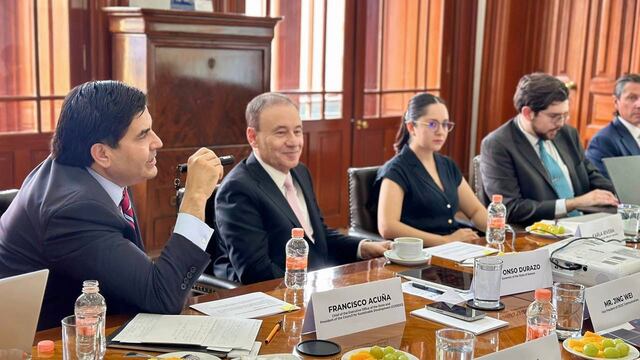 Alfonso Durazo expone iniciativas de energías limpias