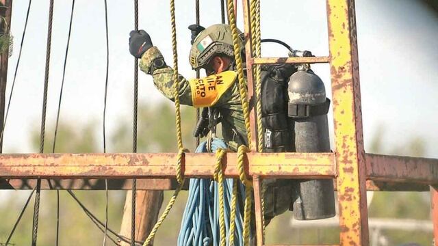 Buzo ingresando a pozo para buscar a 10 mineros atrapados en Sabinas, Coahuila