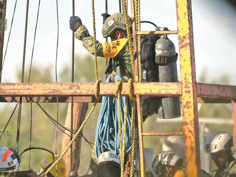 Buzo ingresando a pozo para buscar a 10 mineros atrapados en Sabinas, Coahuila