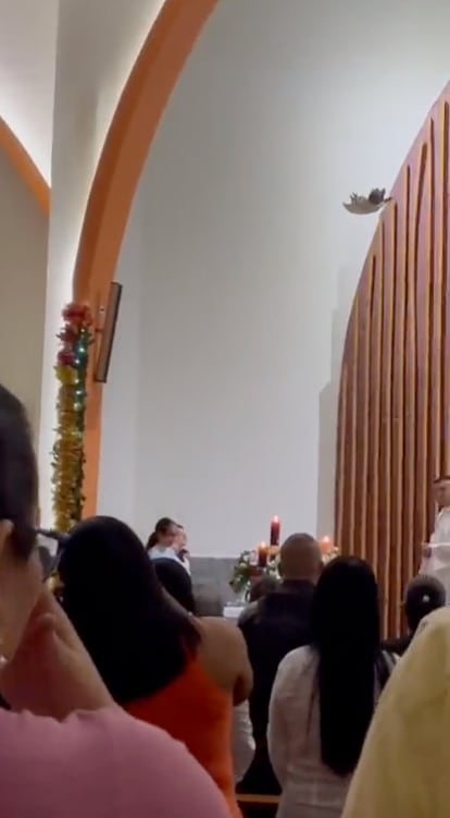 Niño Dios baja desde lo alto de una iglesia