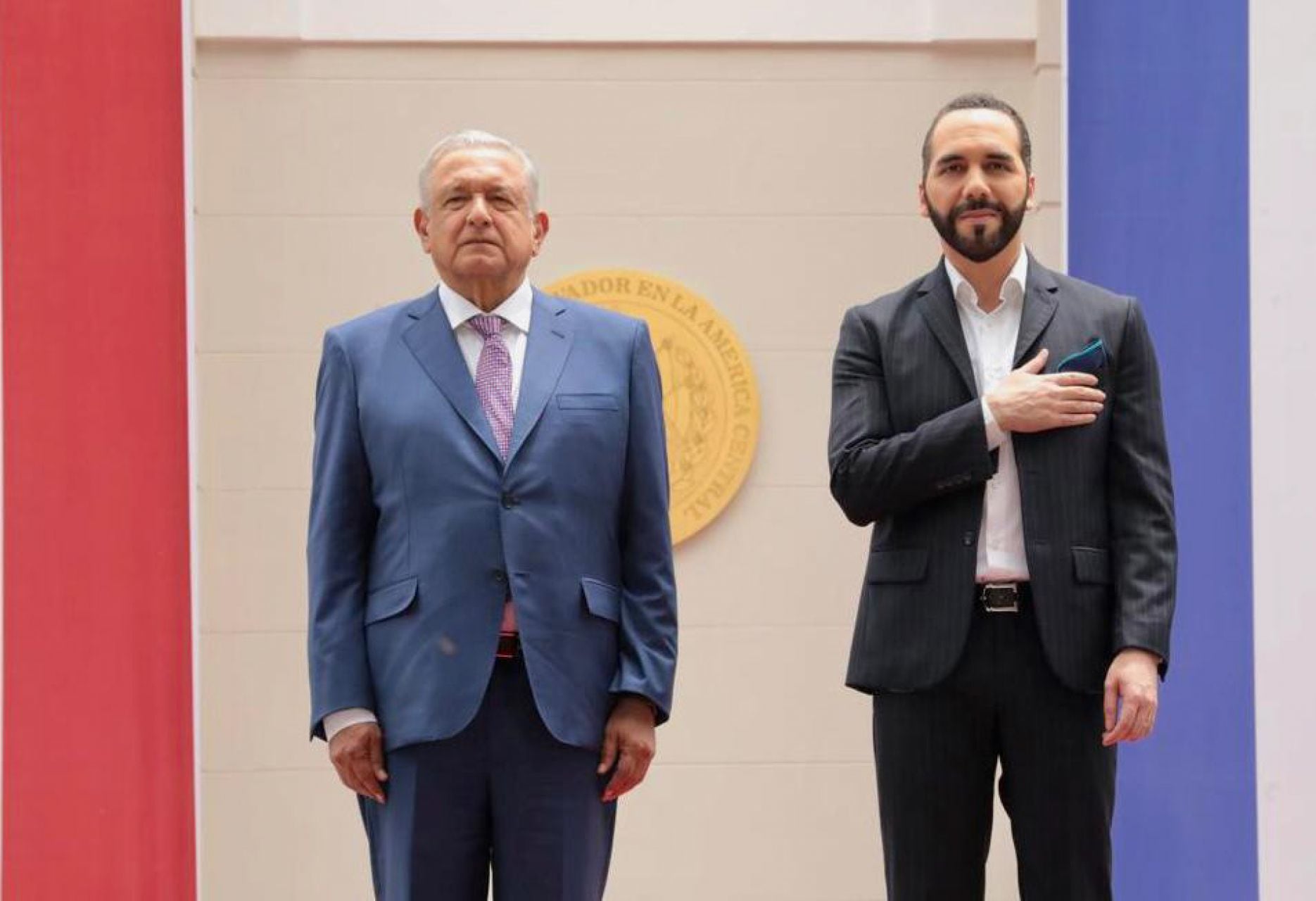 AMLO, presidente de México, y Nayib Bukele, presidente del El Salvador, durante la ceremonia de bienvenida.
