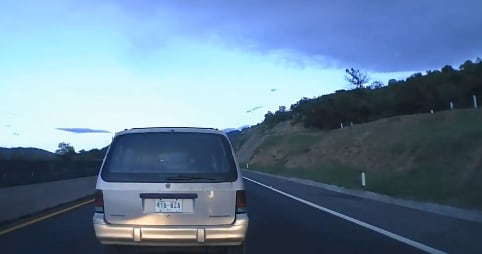 Camioneta que asalta en la carretera Texcoco-Calpulalpan