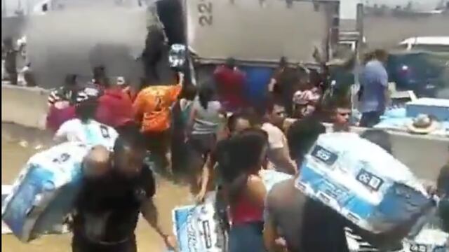 La unidad volcó en el kilómetro 400+80 del Circuito Exterior Mexiquense.