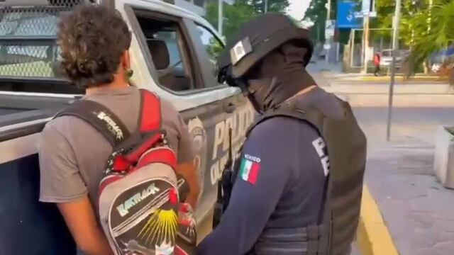 Policía detiene a joven por no usar cubrebocas