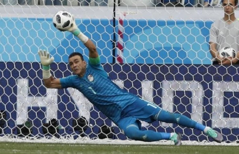 Essam El Hadary en Rusia 2018, deteniendo un penal vs su similar de Arabia Saudita