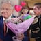 AMLO llega con ramo de flores y mariachi a la mañanera por el Día de las Madres