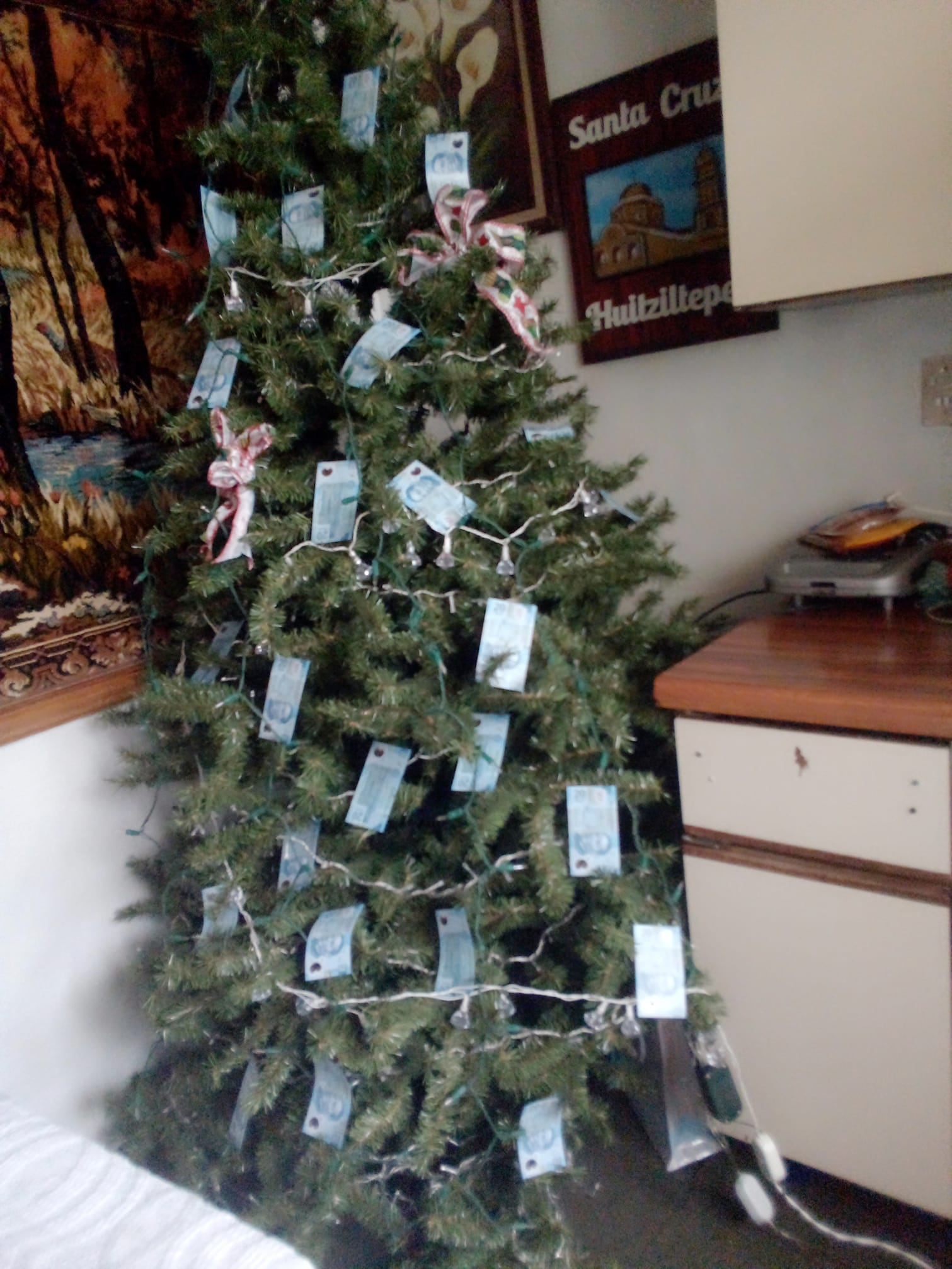 Árbol de Navidad decorado con billetes
