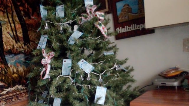 Arbol de navidad decorado con billetes